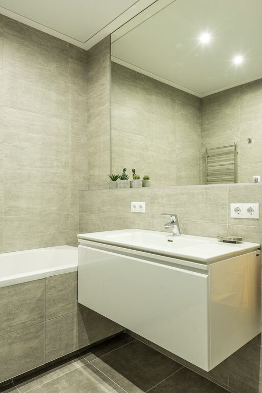 How to Create a Minimalist Bathroom Setup for a Clean, Calm Space